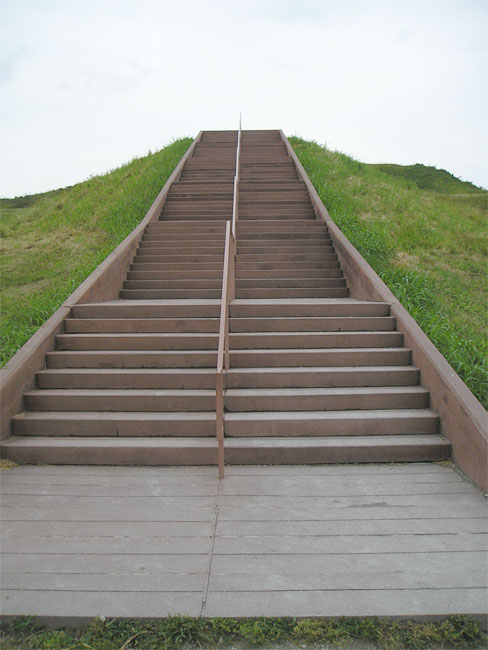 steps to 1st terrace top, monk's mound